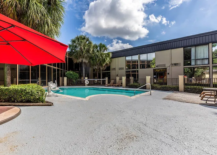 Red Roof PLUS+ & Suites Houston – IAH Airport SW